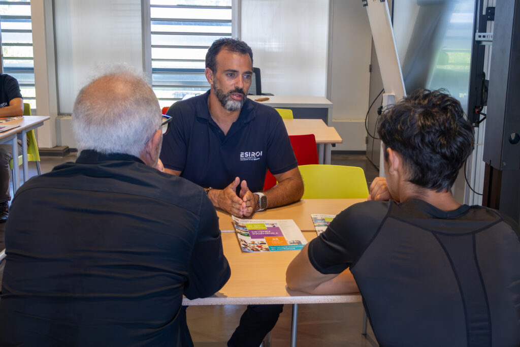 Photo d'un enseignant en discussion avec des visiteurs
