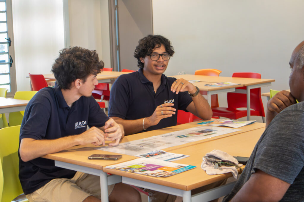 Echange entre étudiants et visiteurs