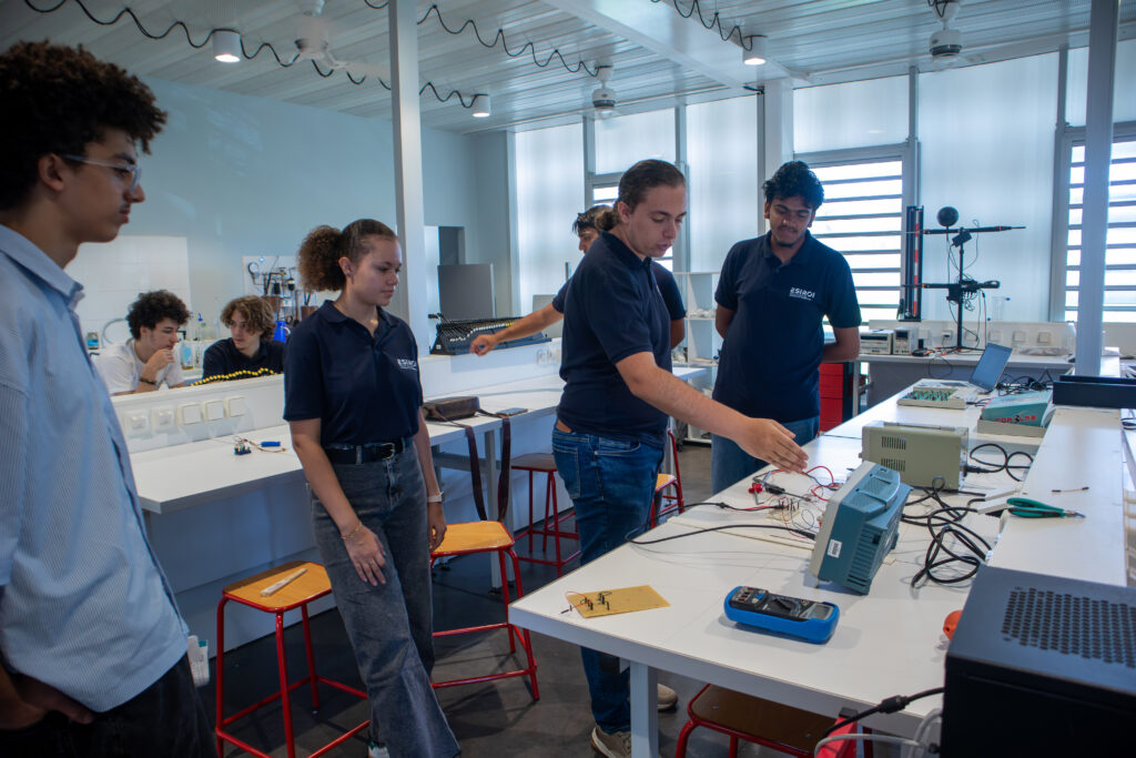 Des étudiants montrant leur materiel de TP