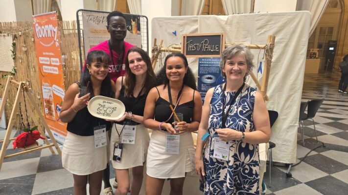 Photos des étudiantes avec le prix, accompagnés de leurs tuteurs