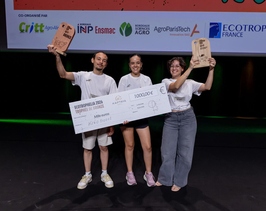 Les élèves sur scène lors de la remise de prix