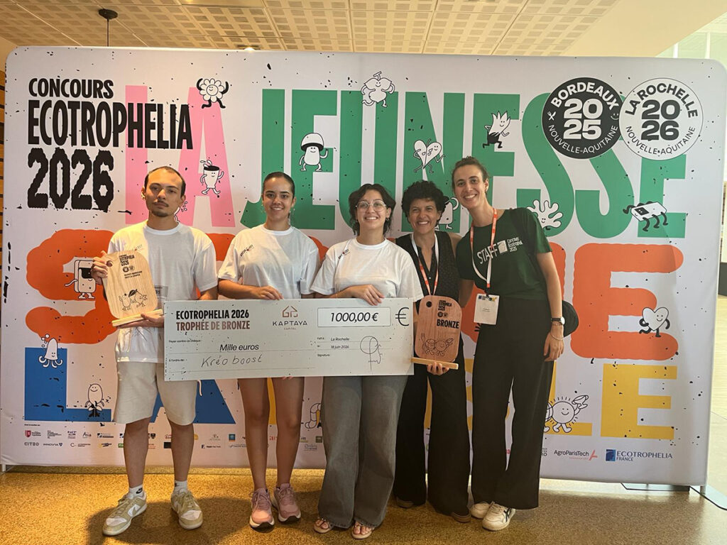Photo des élèves avec leurs enseignants et les trophées